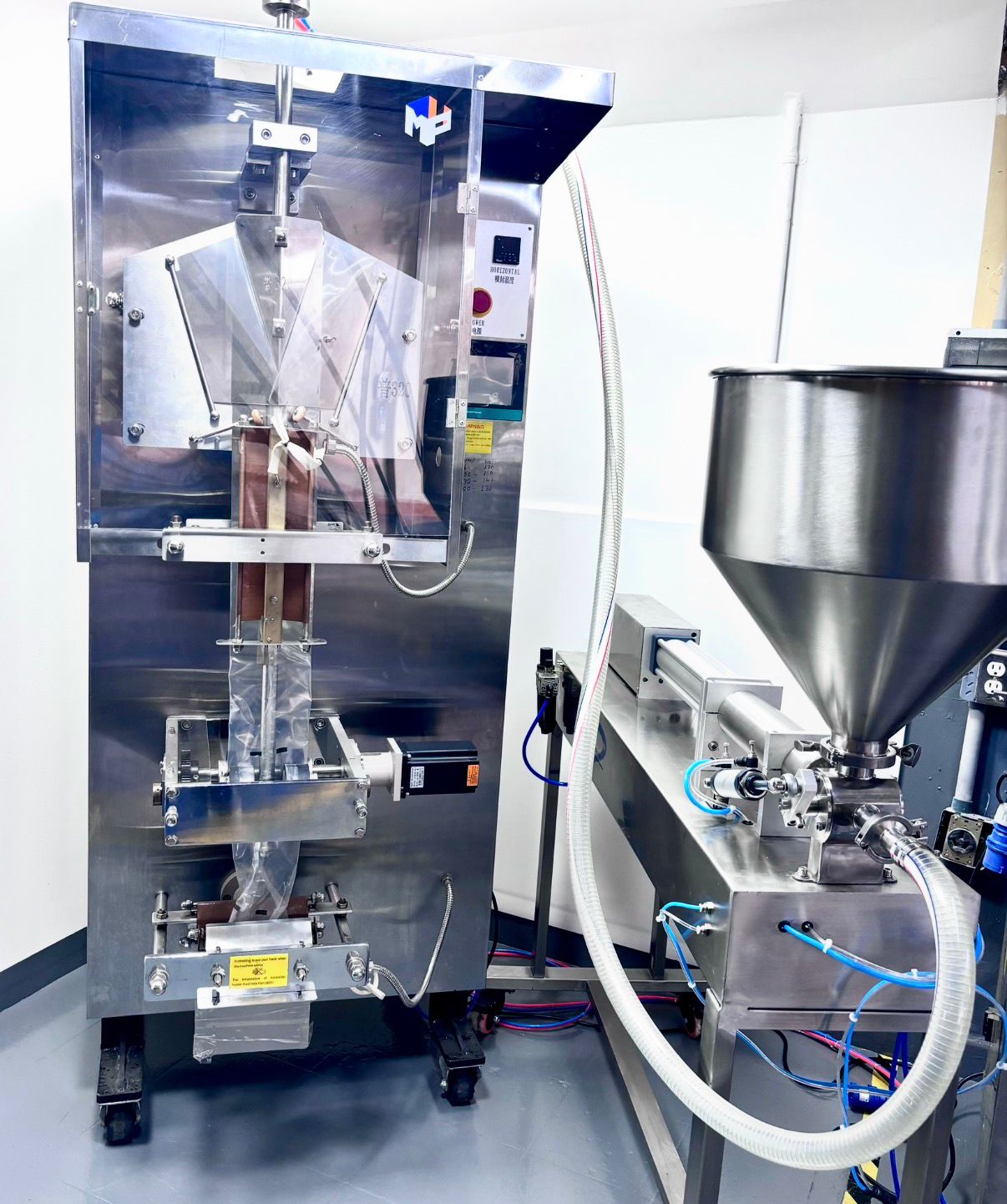 EMPACADORA AUTOMATICA DE LIQUIDOS EN BOLSA Y BOLIS - Imagen 3