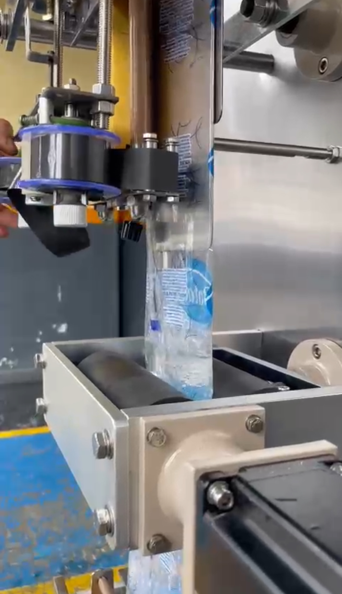 EMPACADORA AUTOMATICA DE LIQUIDOS EN BOLSA Y BOLIS - Imagen 4