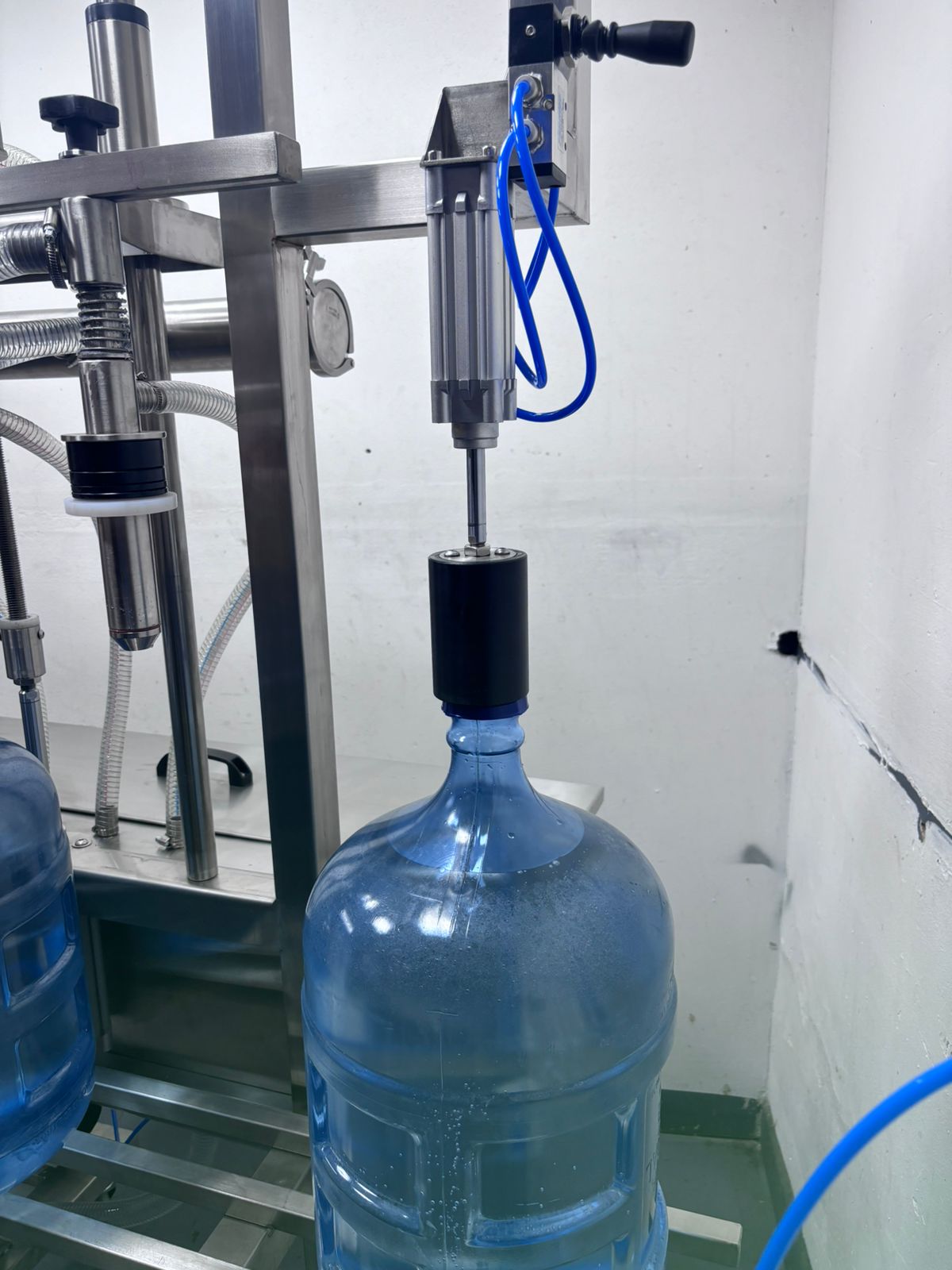 Llenadora de Botellones de Agua Potable Semiatomatica - Imagen 4
